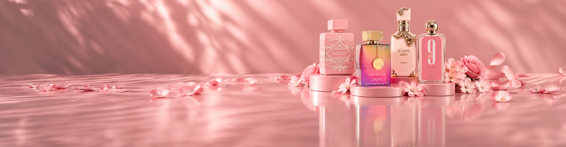 Frascos de perfume entre flores rosas para regalar en el Día de la Madre
